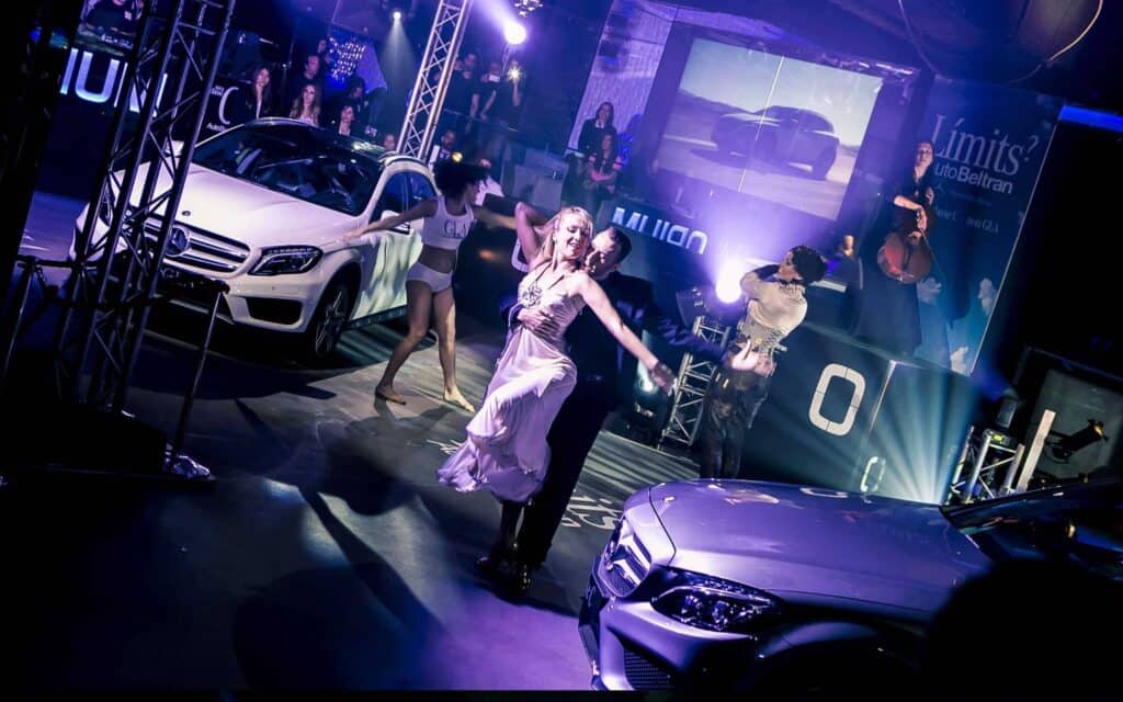 Espectáculo en la presentación de los Mercedes-Benz GLA y Clase C