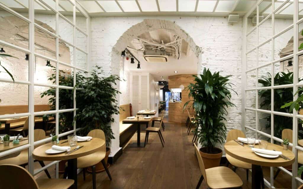 Interior de Taberna Milgritos con la gráfica de Mariona Agency