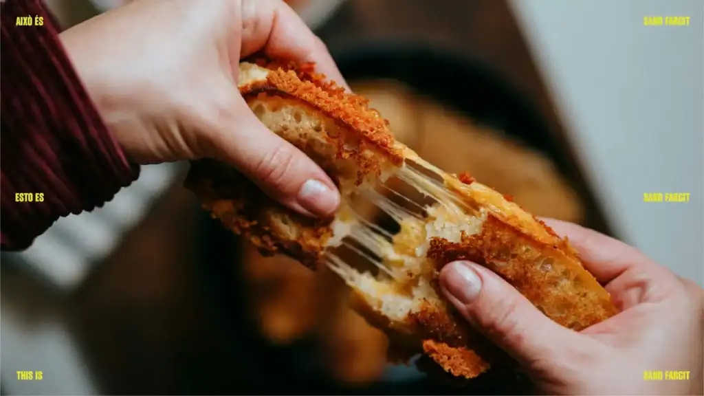 Bocadillo de Sand Farcit en mano, producto de la sandwichería de Sant Cugat