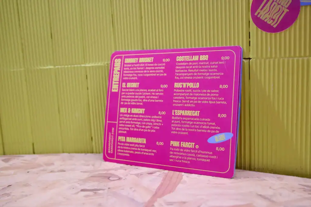 Carta de Sand Farcit aplicada al local, con la dirección de arte de la marca