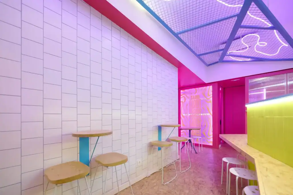 Sala de la sandwichería Sand Farcit con la ambientación de marca en Sant Cugat