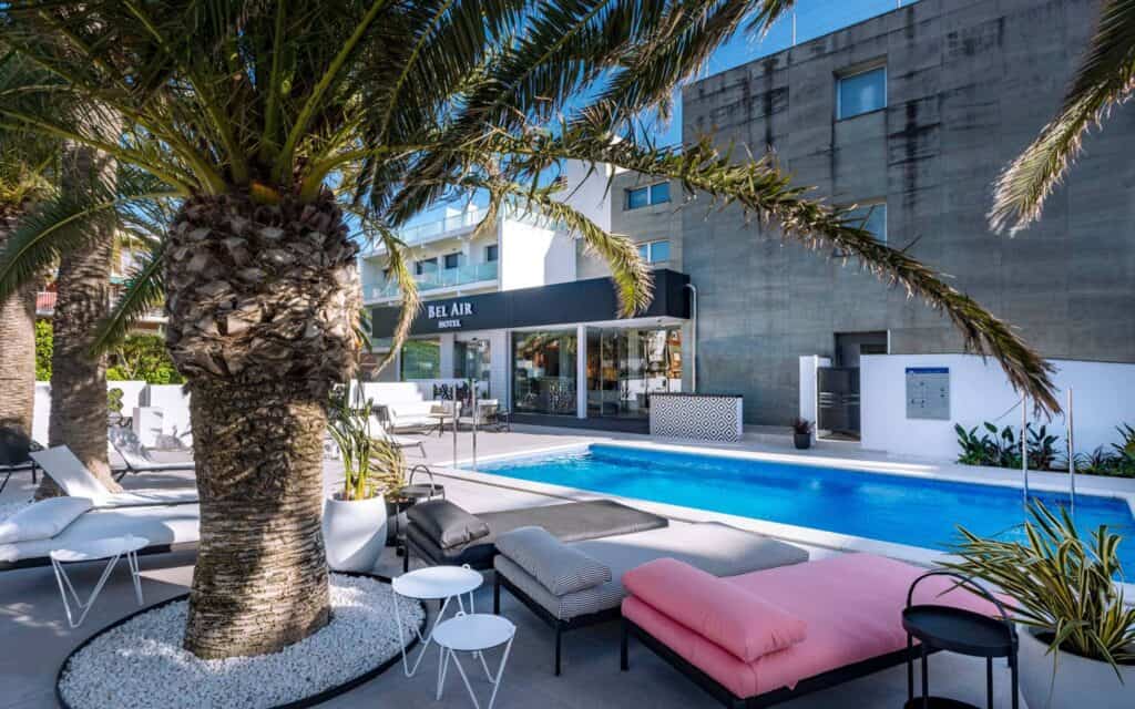 Imagen renovada de Grup Soteras en Castelldefels, obra de Mariona Agency