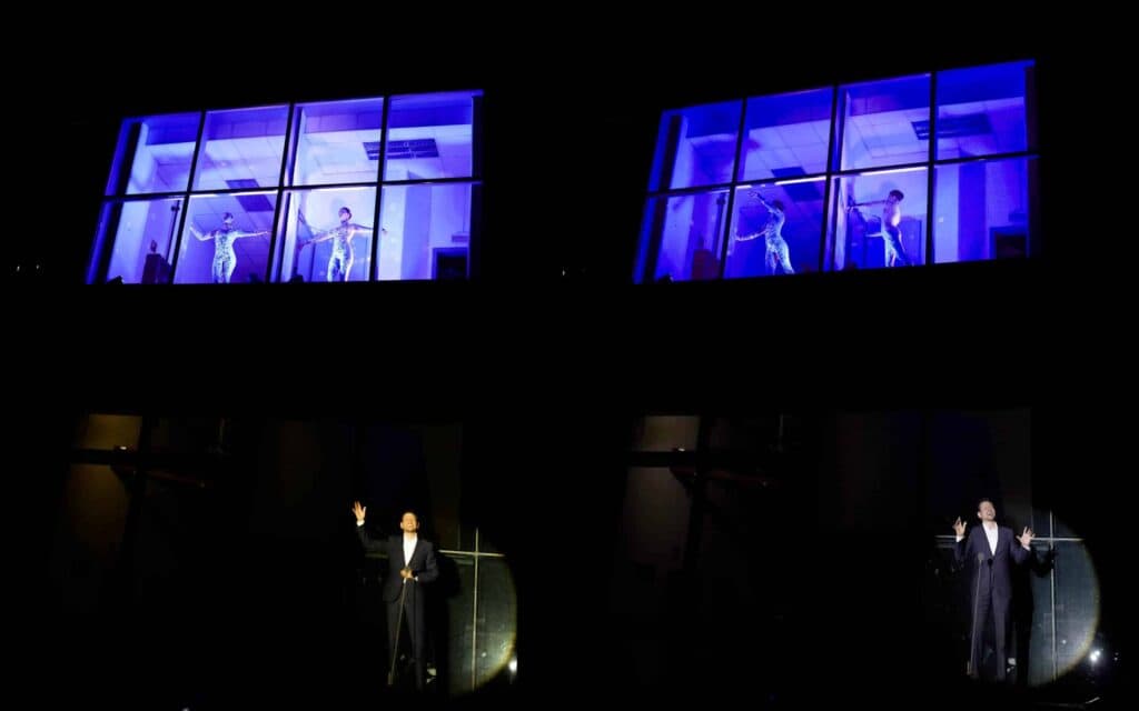 Escenografía nocturna del aniversario de la Torre de Collserola diseñada por Mariona Agency