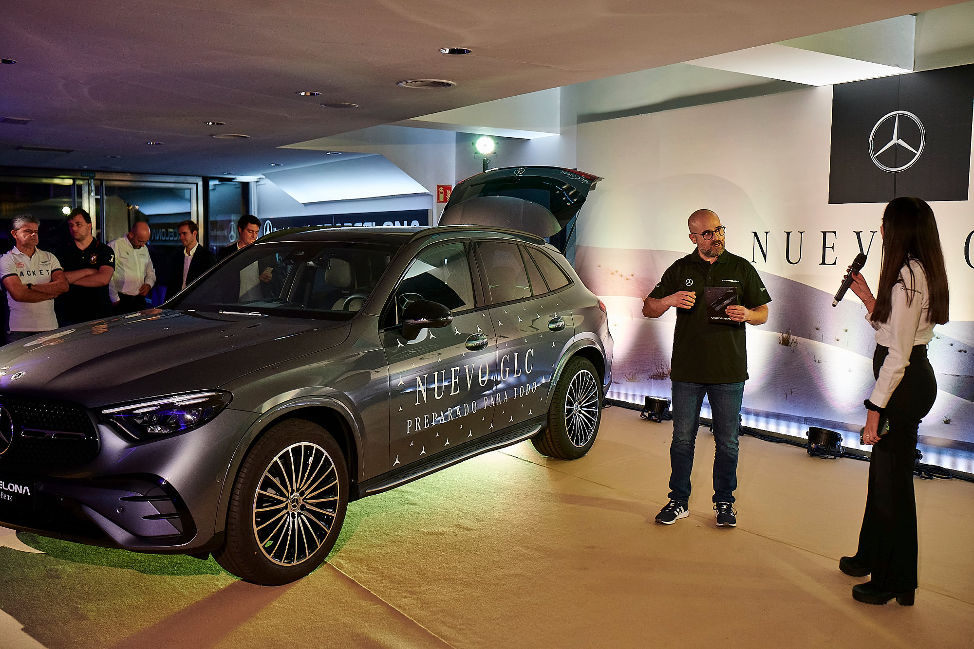 El nuevo GLC gris en la sala de LG Barcelona, con la presentadora y el público