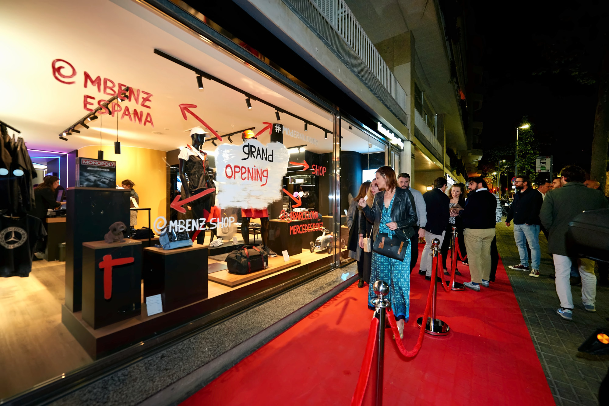 Escaparate de la Mercedes-Benz Boutique la noche de la inauguración, con alfombra roja
