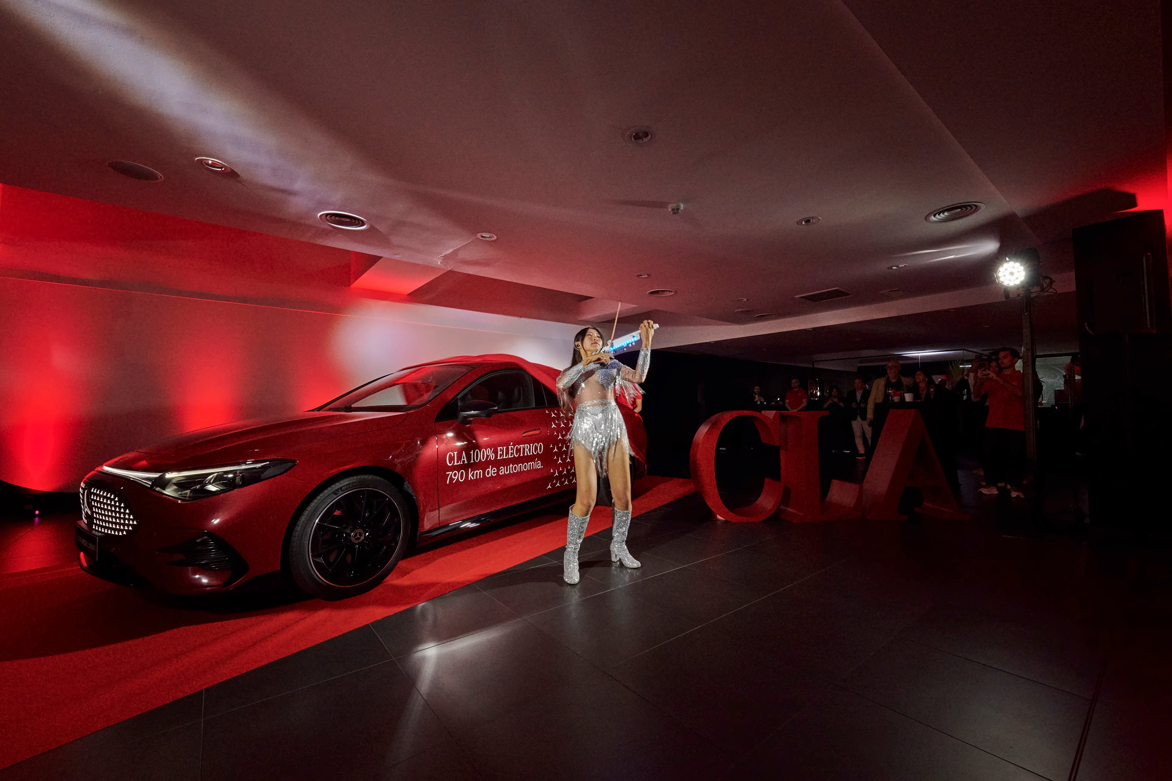 El nuevo CLA rojo, recién desvelado, con la violinista y las letras CLA en la sala roja de LG Barcelona