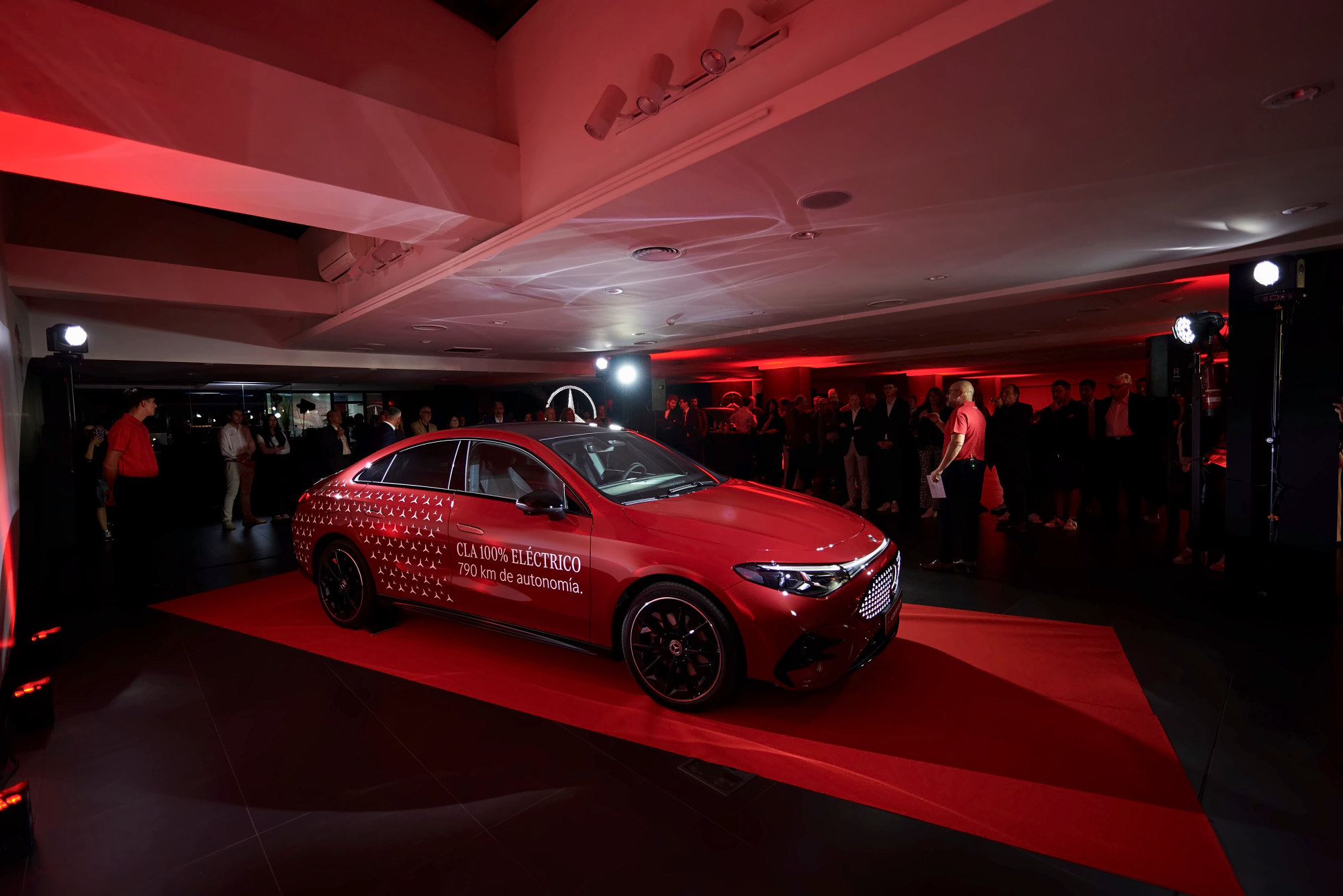 El nuevo CLA sobre la alfombra roja de LG Barcelona, con los invitados detrás