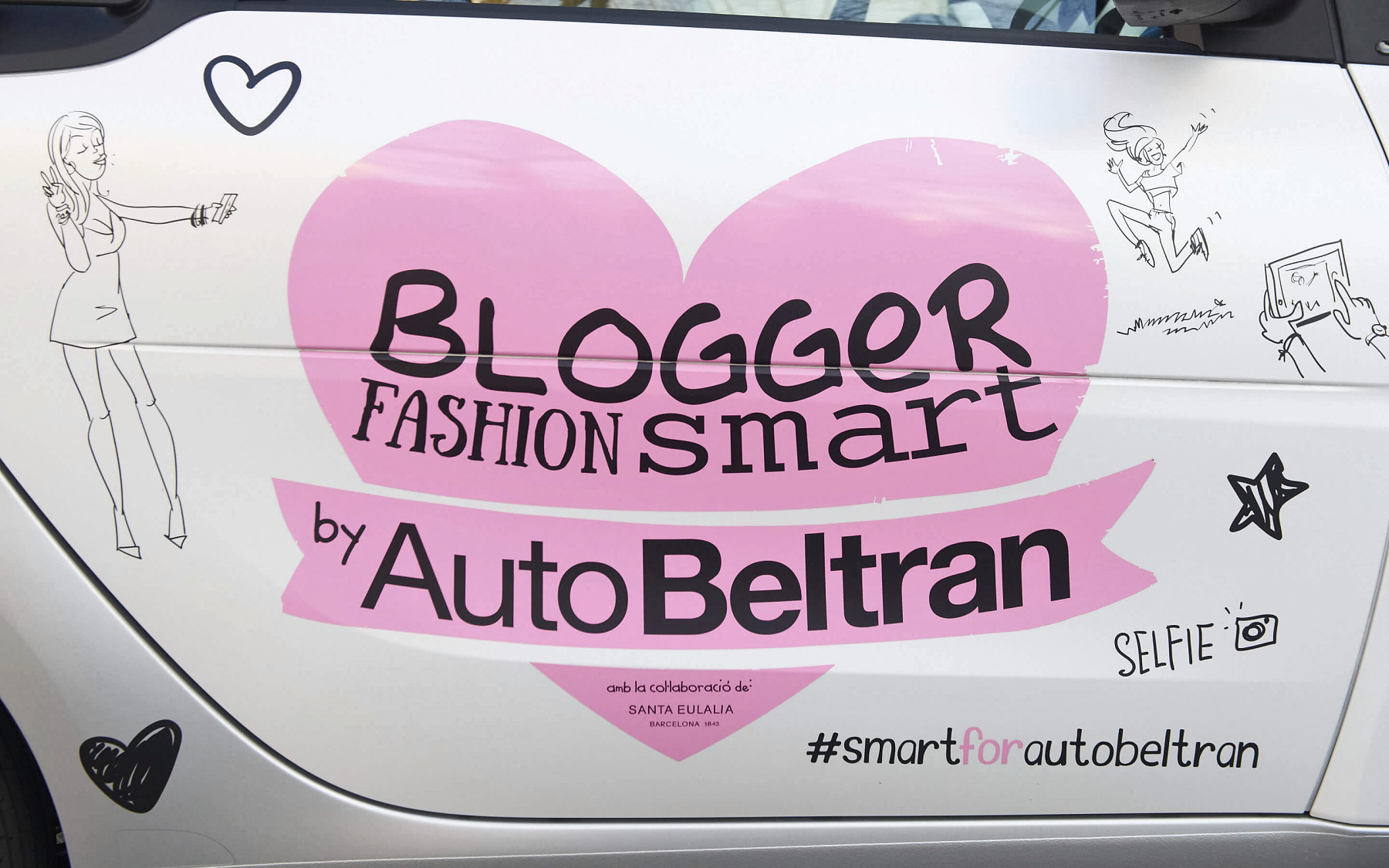 Detalle de la puerta del smart con el corazón rosa y los dibujos de Blogger Fashion smart