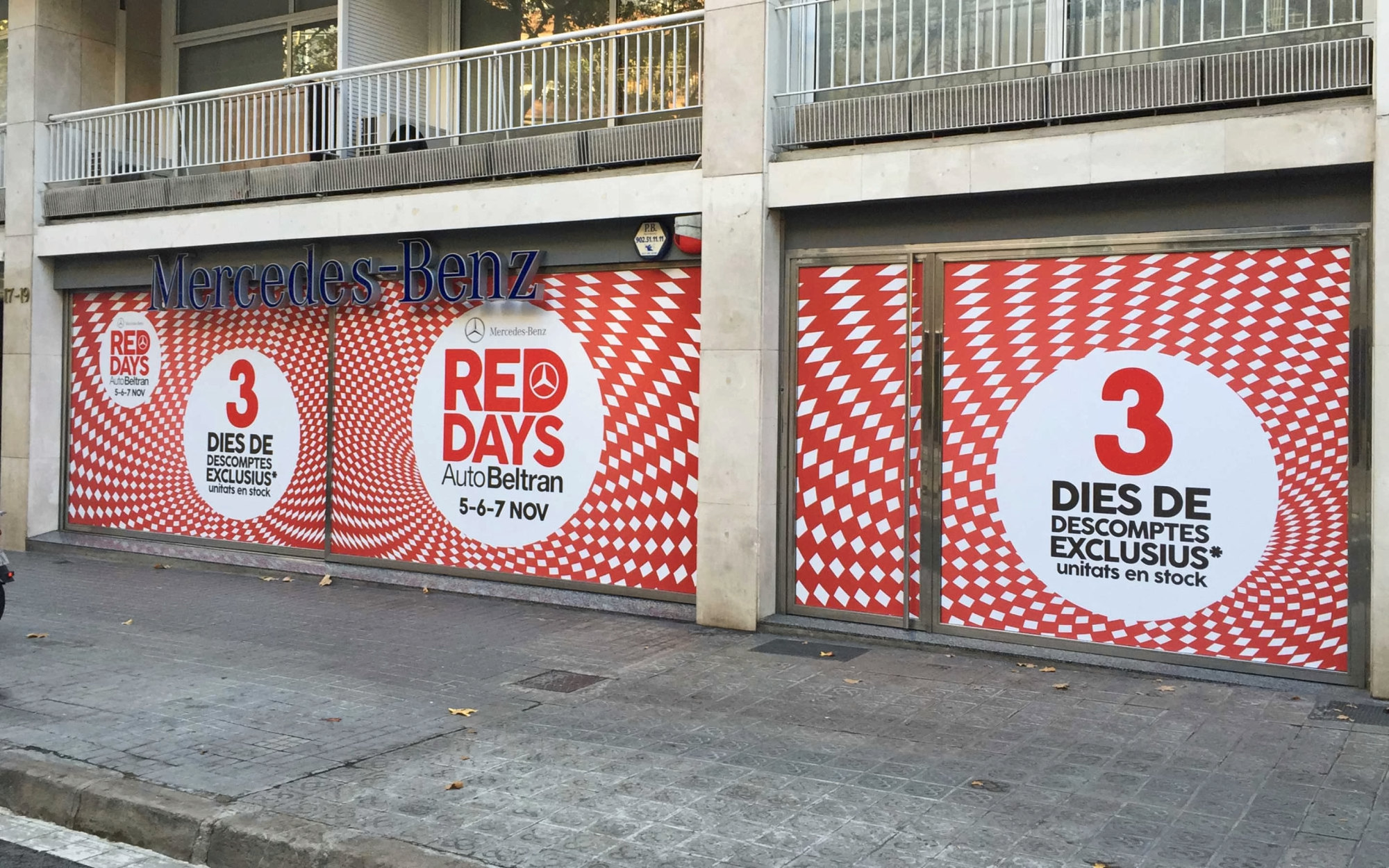 Escaparates del concesionario con la gráfica roja de Red Days