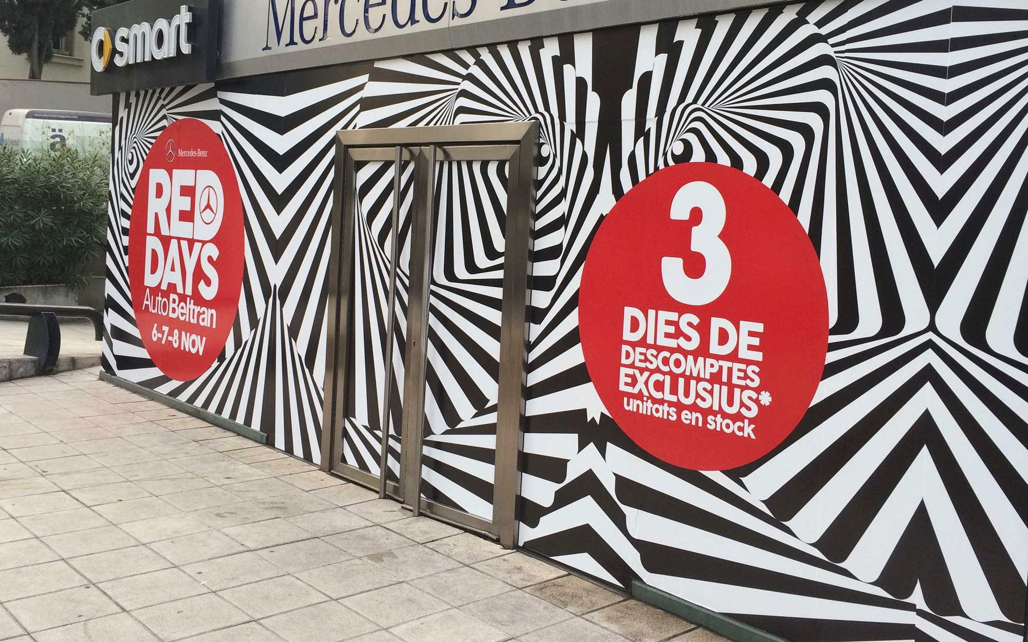 Puertas del concesionario con el op-art de Red Days y el círculo de tres días de descuentos