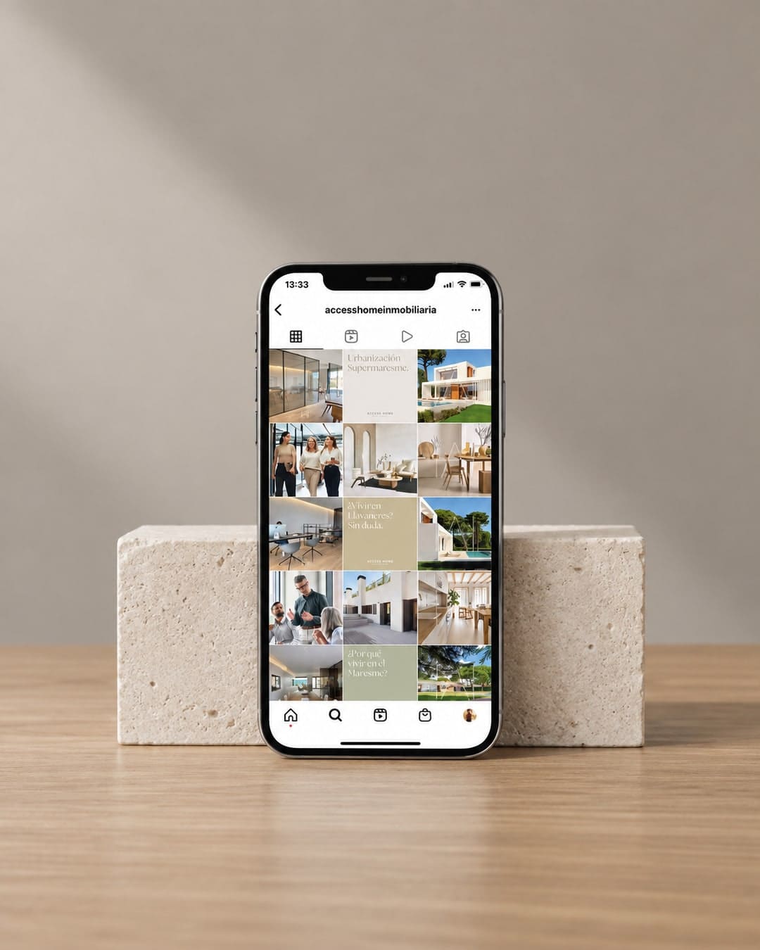 Recreación: el perfil de Instagram de Access Home en un móvil apoyado en un bloque de piedra