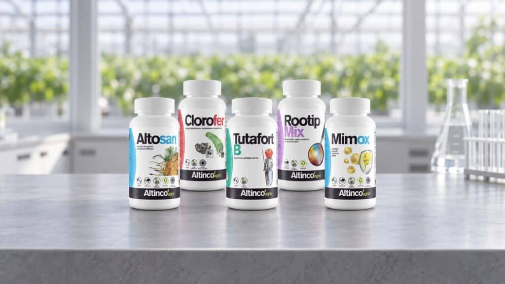 Recreación: gama de productos de AltincoAgro (Altosan, Clorofer, Tutafort B, Rootip Mix y Mimox) sobre una mesa de laboratorio en un invernadero