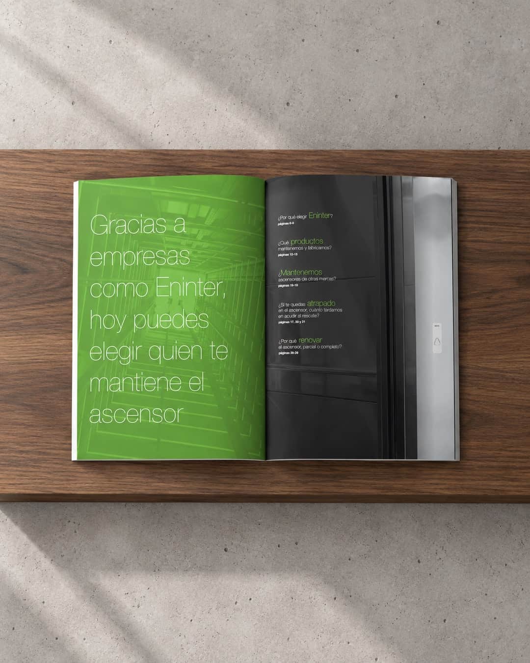 Recreación: catálogo de Eninter abierto por su página de presentación sobre una balda de madera