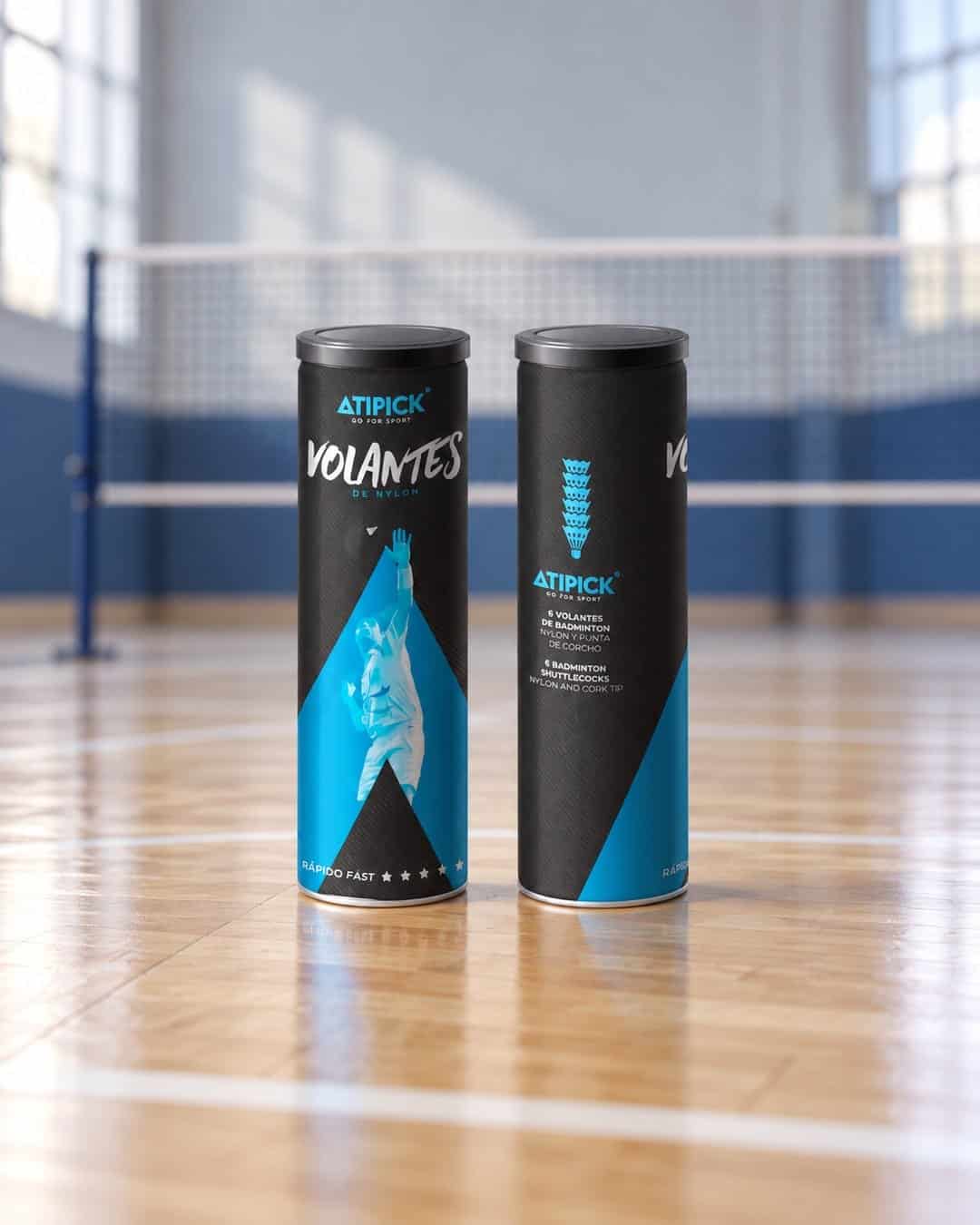 Recreación: tubos de volantes de bádminton de Atipick en una pista cubierta