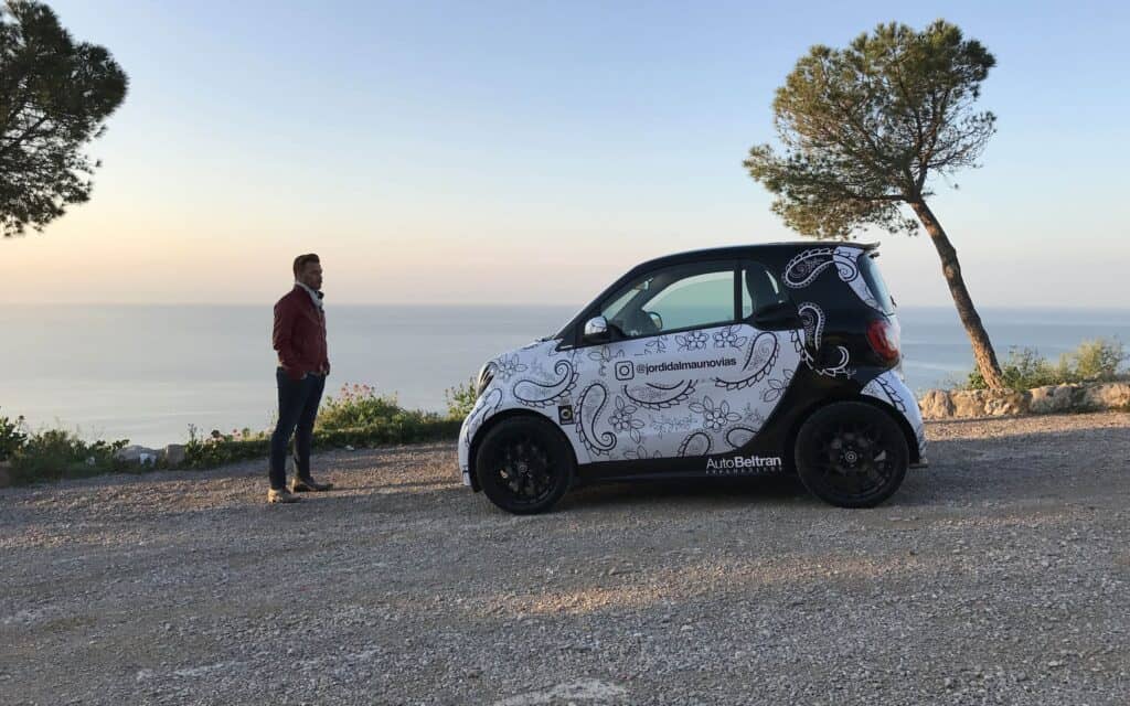 smart rotulado con el encaje de Jordi Dalmau junto al mar
