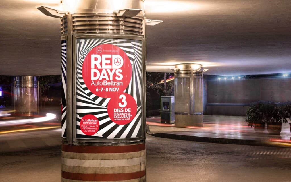 Columna forrada con la gráfica de Red Days en el aparcamiento de AutoBeltrán