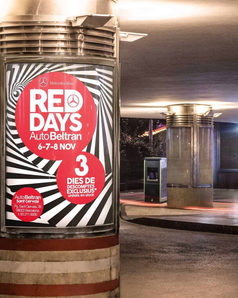 Columna forrada con la gráfica de Red Days en el aparcamiento de AutoBeltrán