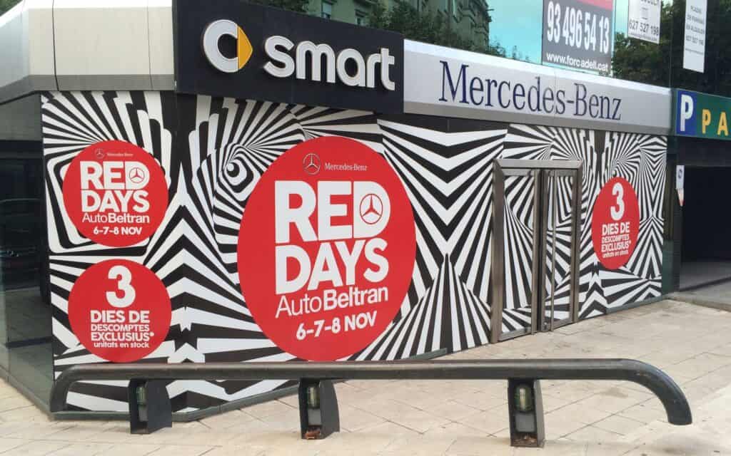 Fachada del concesionario smart y Mercedes-Benz de AutoBeltrán vestida con la campaña Red Days