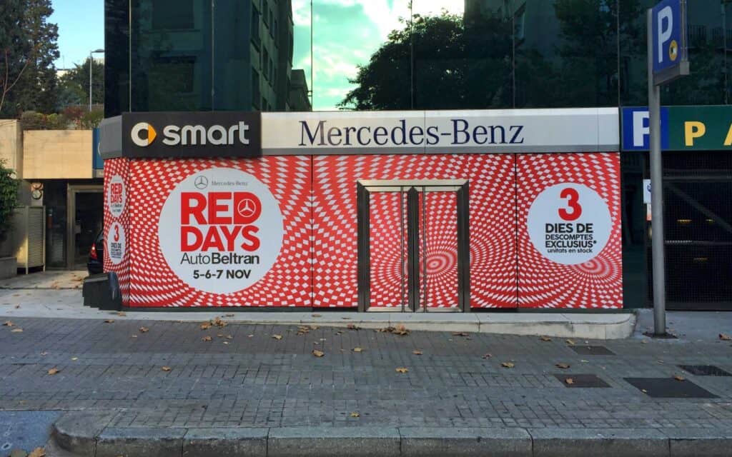 Escaparate de AutoBeltrán en rojo con los carteles de Red Days