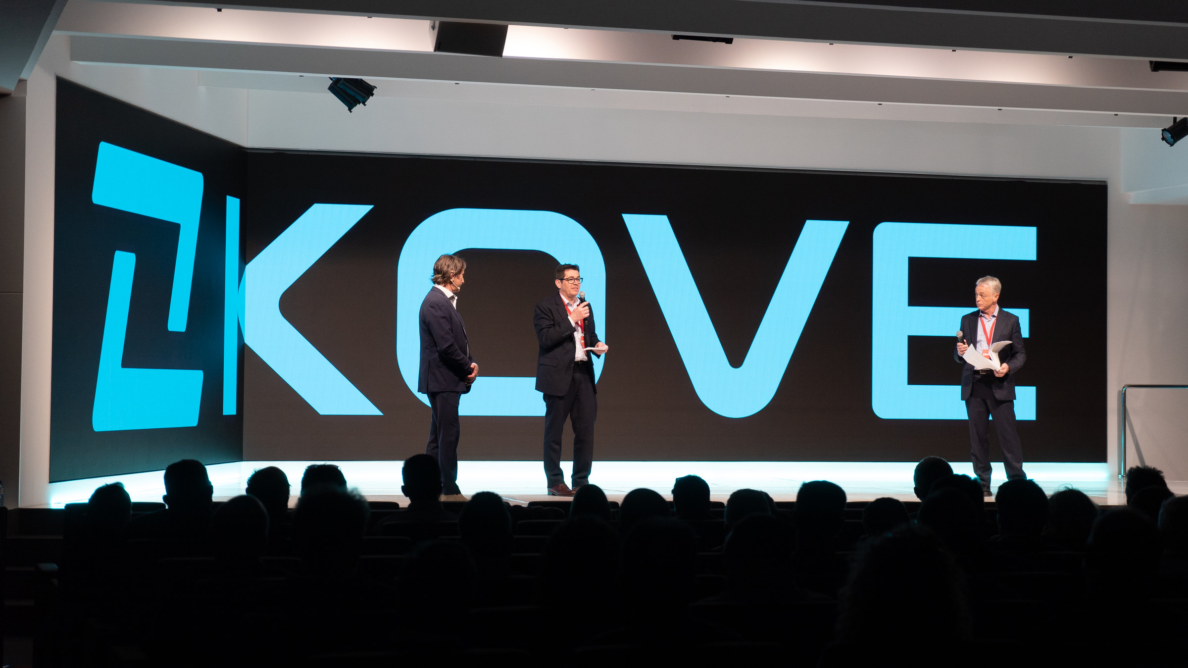 Kove en la pantalla de la convención Desafío, en 2023
