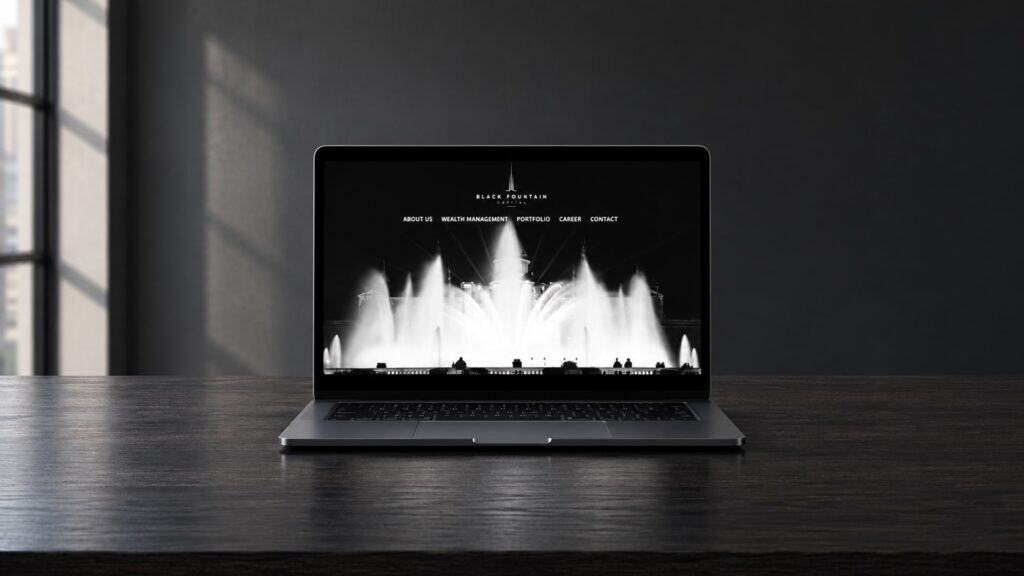 Recreación: la web de Black Fountain Capital en un portátil sobre una mesa oscura