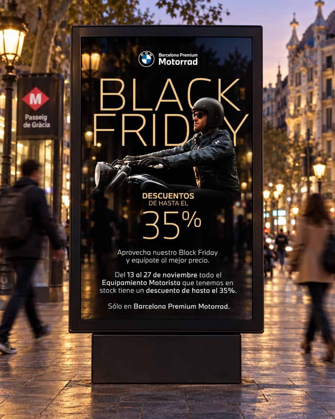 Recreación: campaña Black Friday de Barcelona Premium Motorrad en un mupi urbano al anochecer