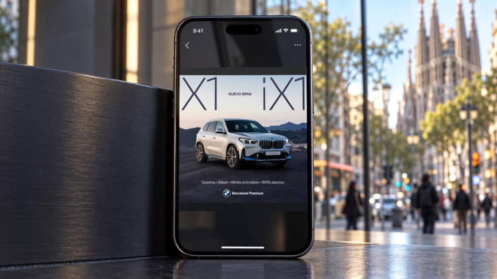 Recreación: anuncio de los nuevos BMW X1 e iX1 de BMW Barcelona Premium en un móvil, con la ciudad al fondo