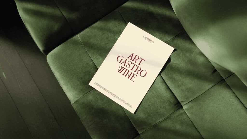 Tarjeta Art Gastro Wine de Café Pablo sobre terciopelo verde