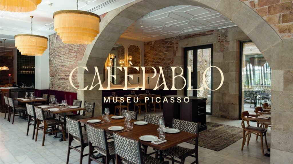 Logotipo de Café Pablo Museu Picasso sobre el comedor de arcos de piedra