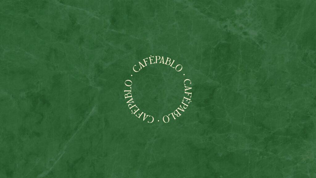 Sello circular de Café Pablo sobre mármol verde