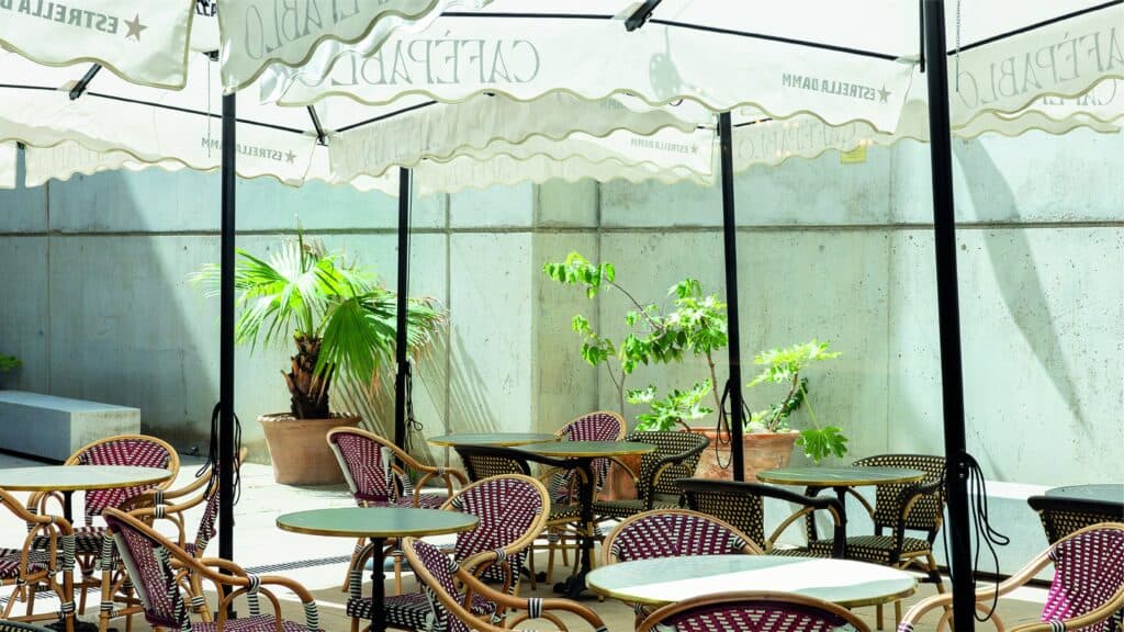 Terraza de Café Pablo con sombrillas y sillas de bistró