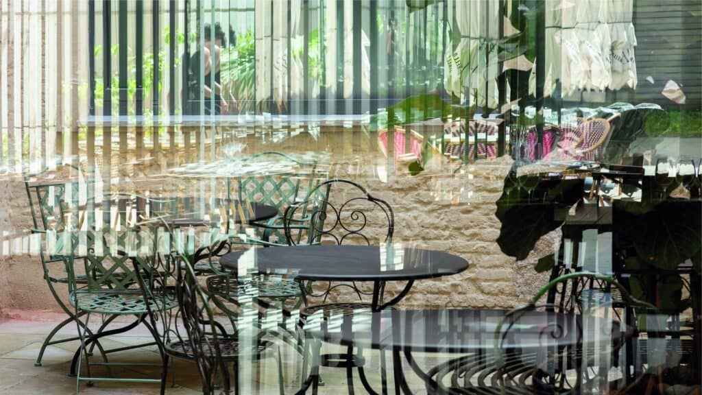 Terraza de Café Pablo vista a través del cristal