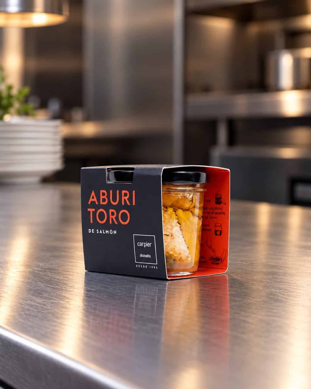 Recreación: aburi toro de salmón de Carpier en una cocina profesional de acero