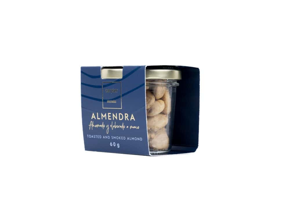 Tarro de almendra tostada y ahumada de Carpier con su funda de packaging