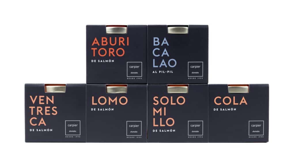 Cajas de la gama de salmón de Carpier: aburi toro, bacalao al pil-pil, ventresca, lomo, solomillo y cola