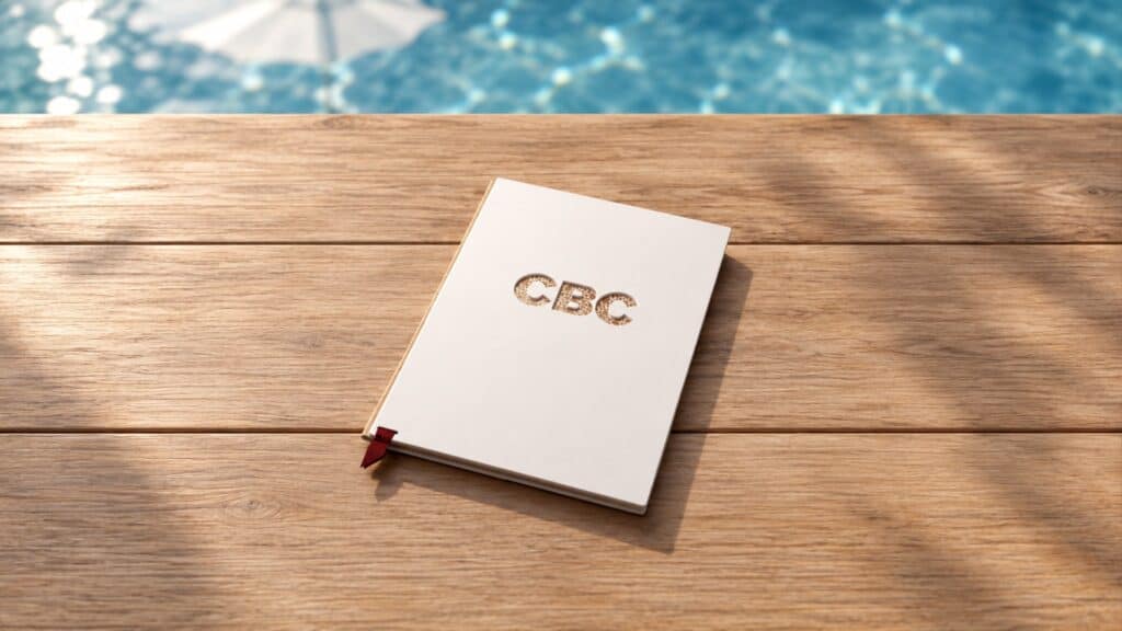 Recreación: carta de CBC sobre una mesa de madera junto a una piscina