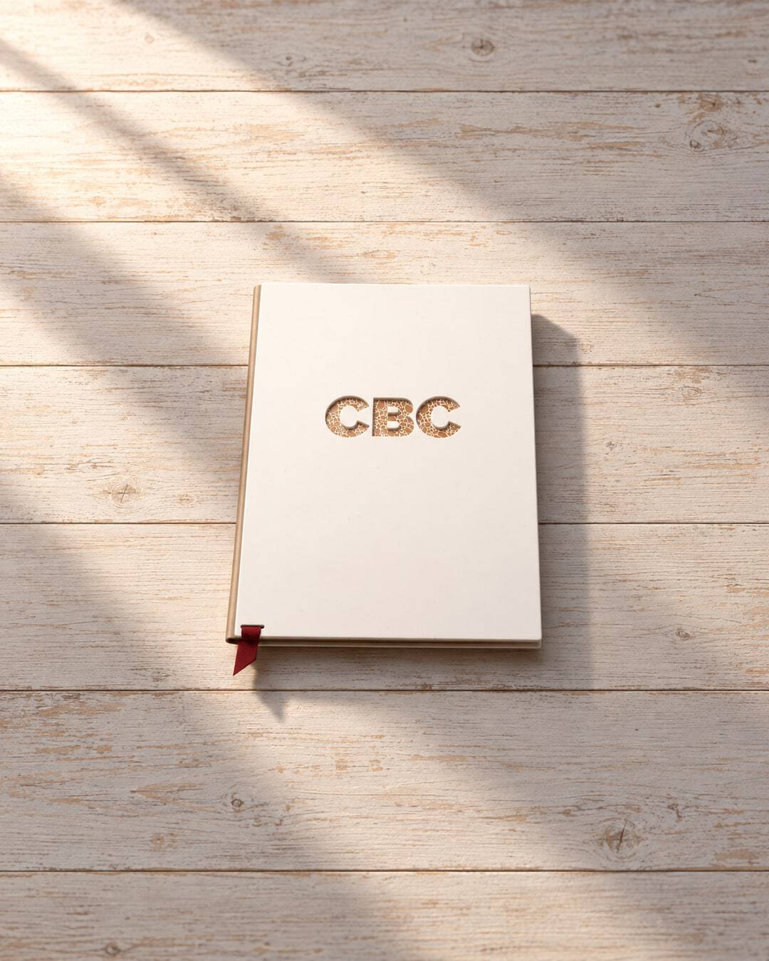 Recreación: carta de CBC cerrada sobre una tarima de madera clara