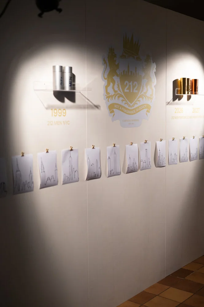 El muro de 212 con los frascos de la familia desde 1999, iluminado en la penumbra