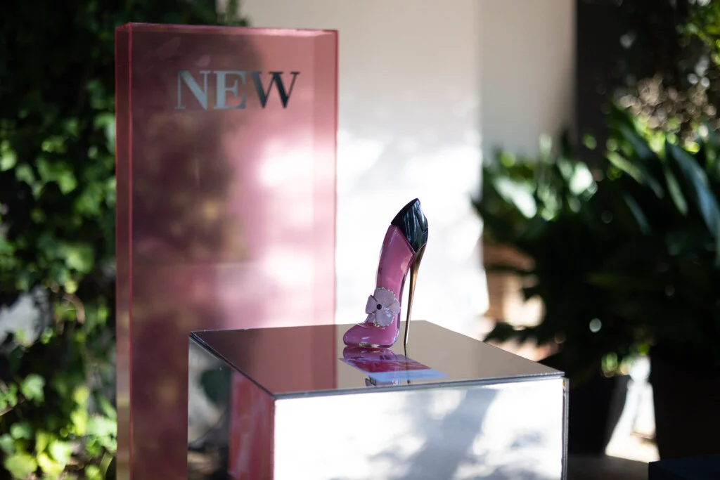 El nuevo Good Girl Blush, el stiletto rosa, sobre un pedestal de espejo