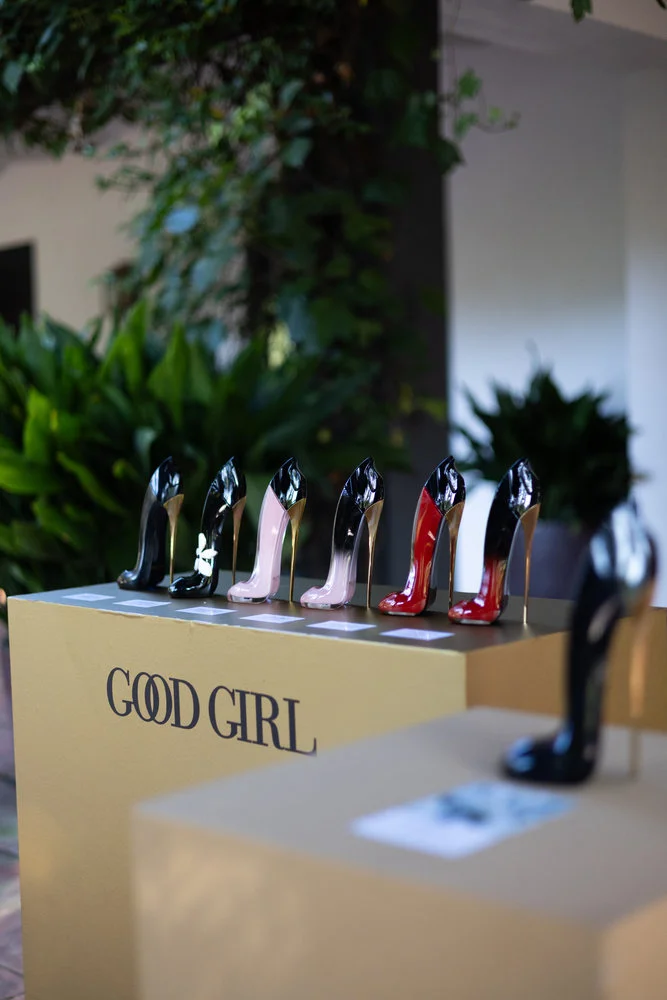 Los frascos de Good Girl en fila sobre su podio dorado