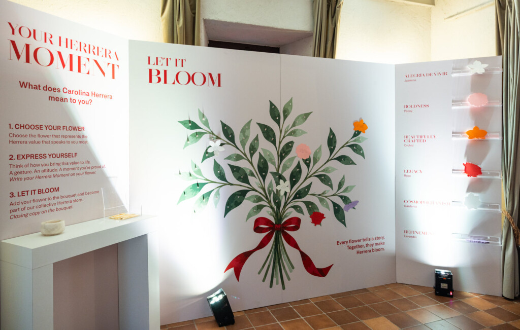 El mural Your Herrera Moment, Let it bloom, con un ramo ilustrado de lazo rojo
