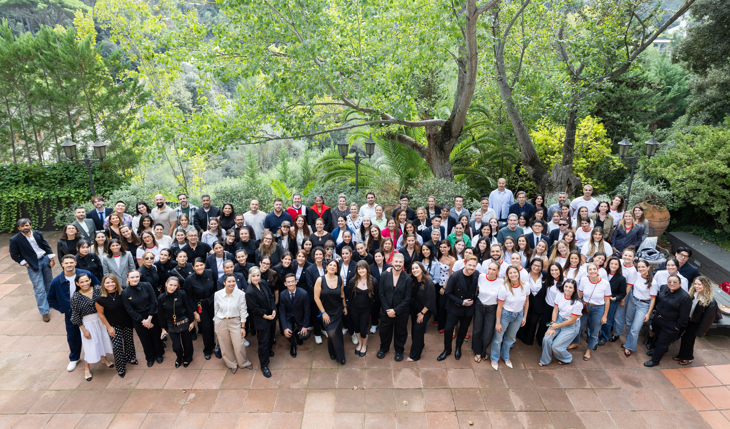 La foto de grupo del seminario desde lo alto, en el patio de Mas Vidrier