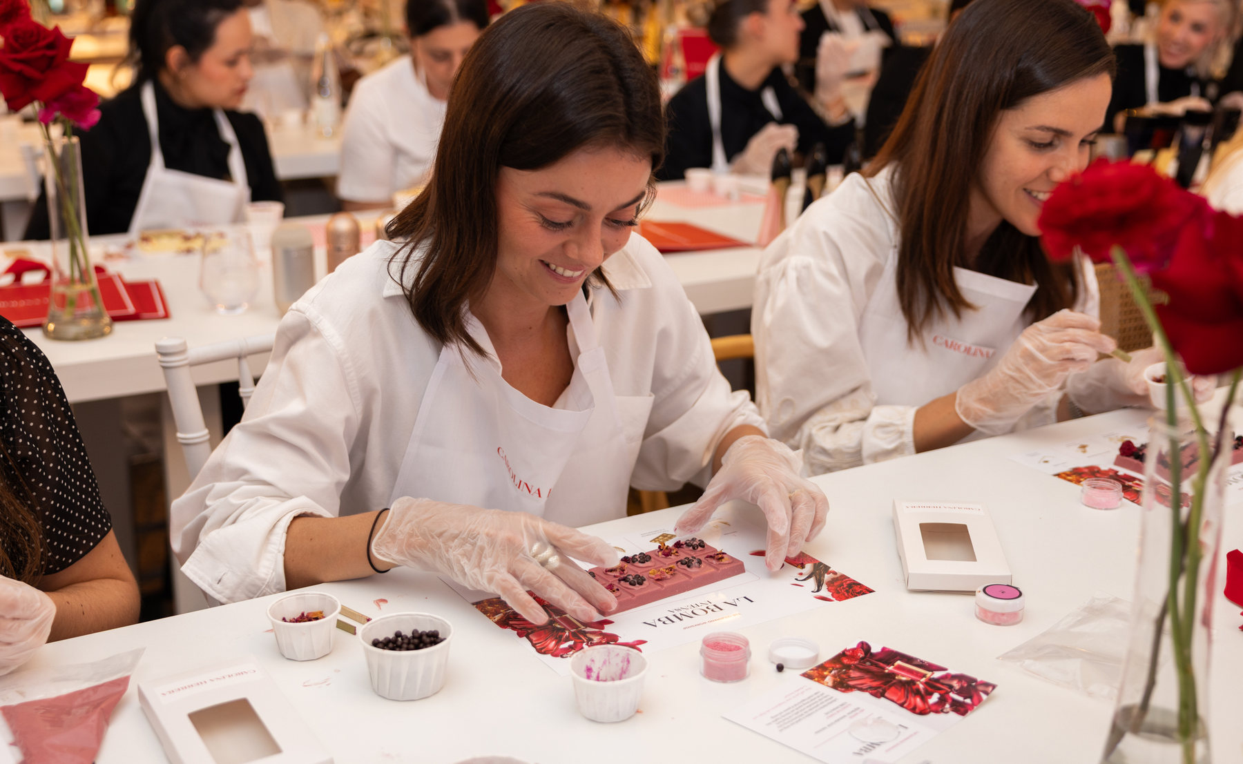Participantes del taller de chocolate Gourmand Activity, con guantes y delantal