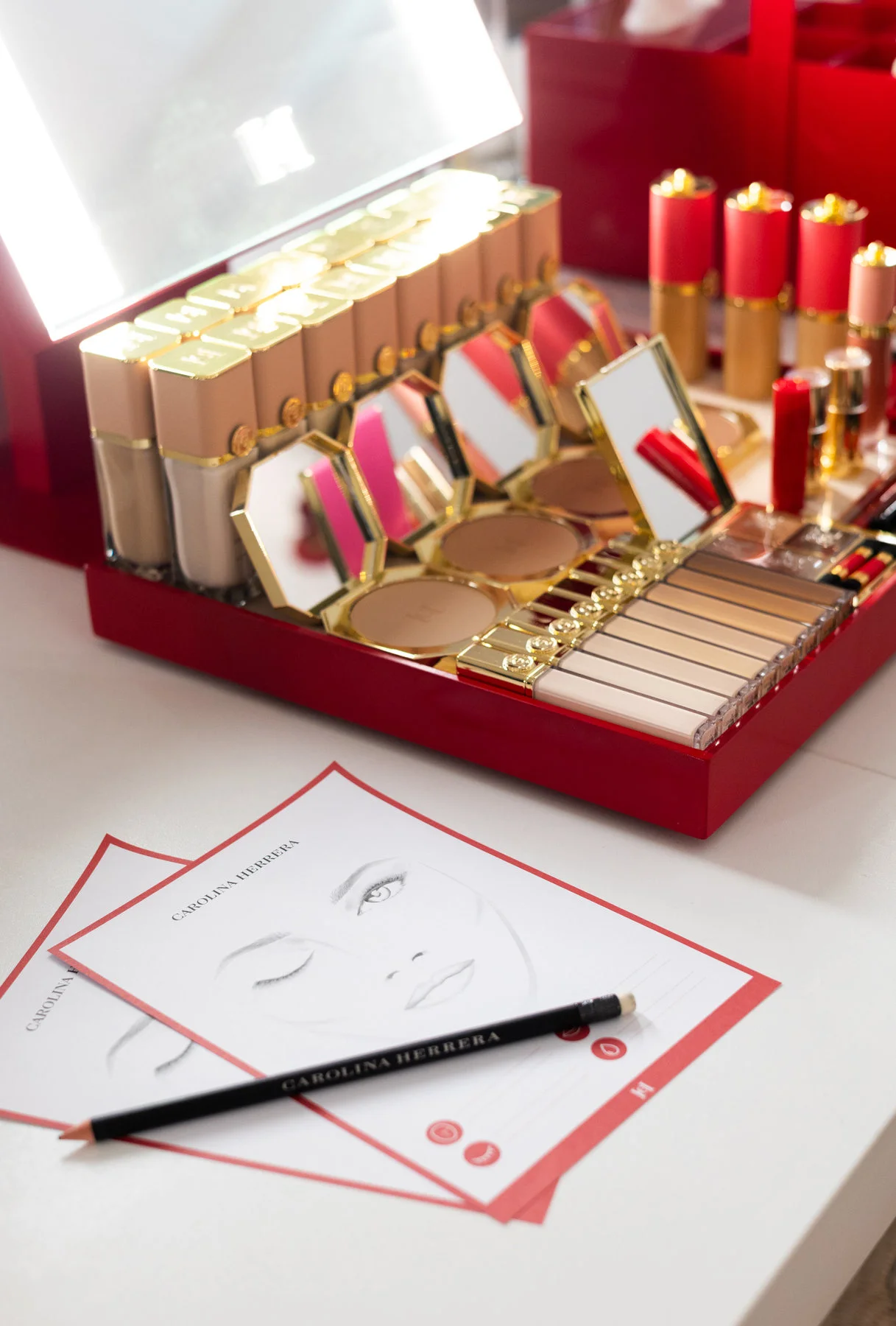 El face chart de Carolina Herrera y su lápiz, junto a una paleta de maquillaje