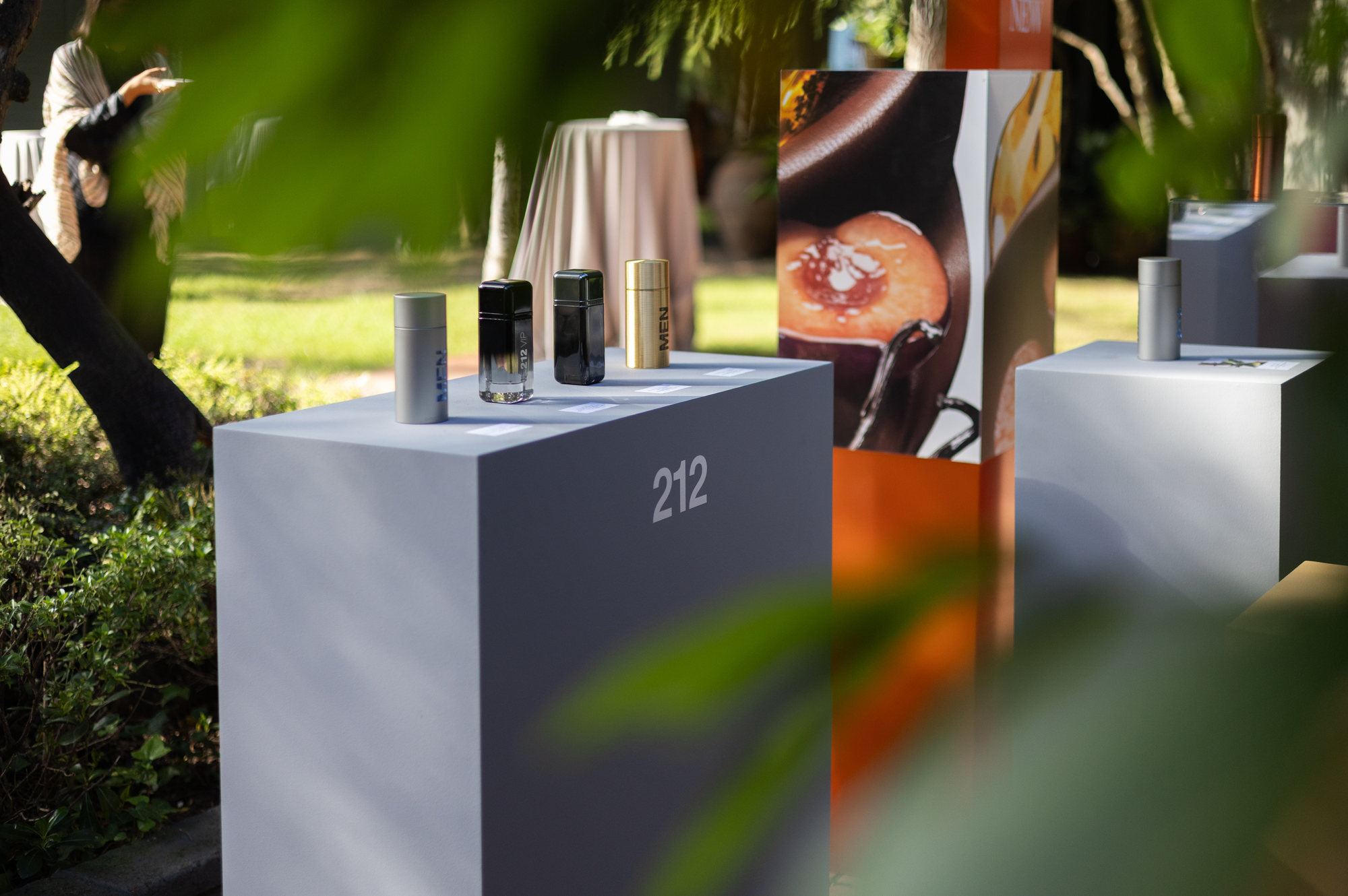 El podio gris de 212 en el jardín, con los frascos de la familia