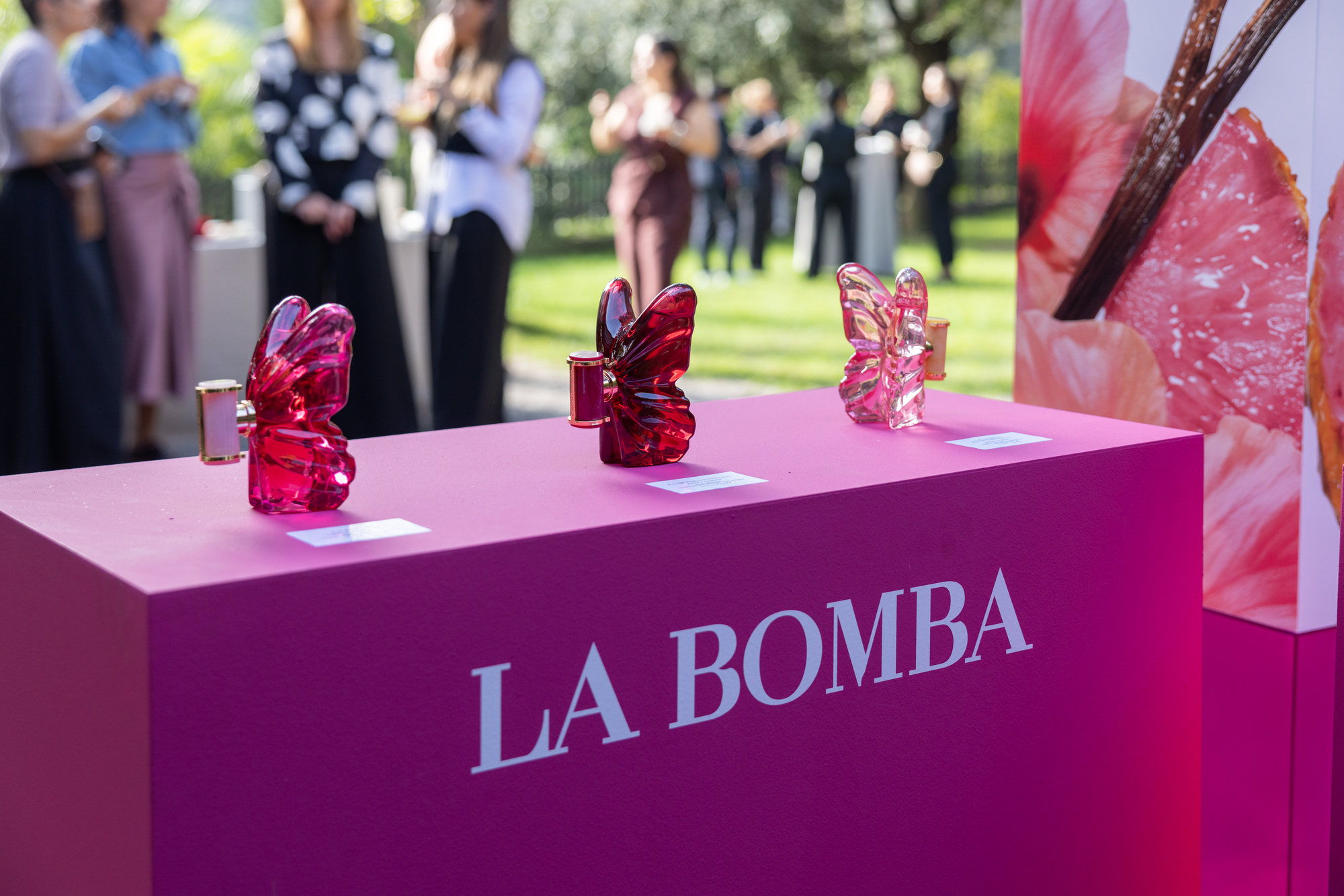 El podio fucsia de La Bomba, con sus frascos en forma de flor, en el jardín de Mas Vidrier