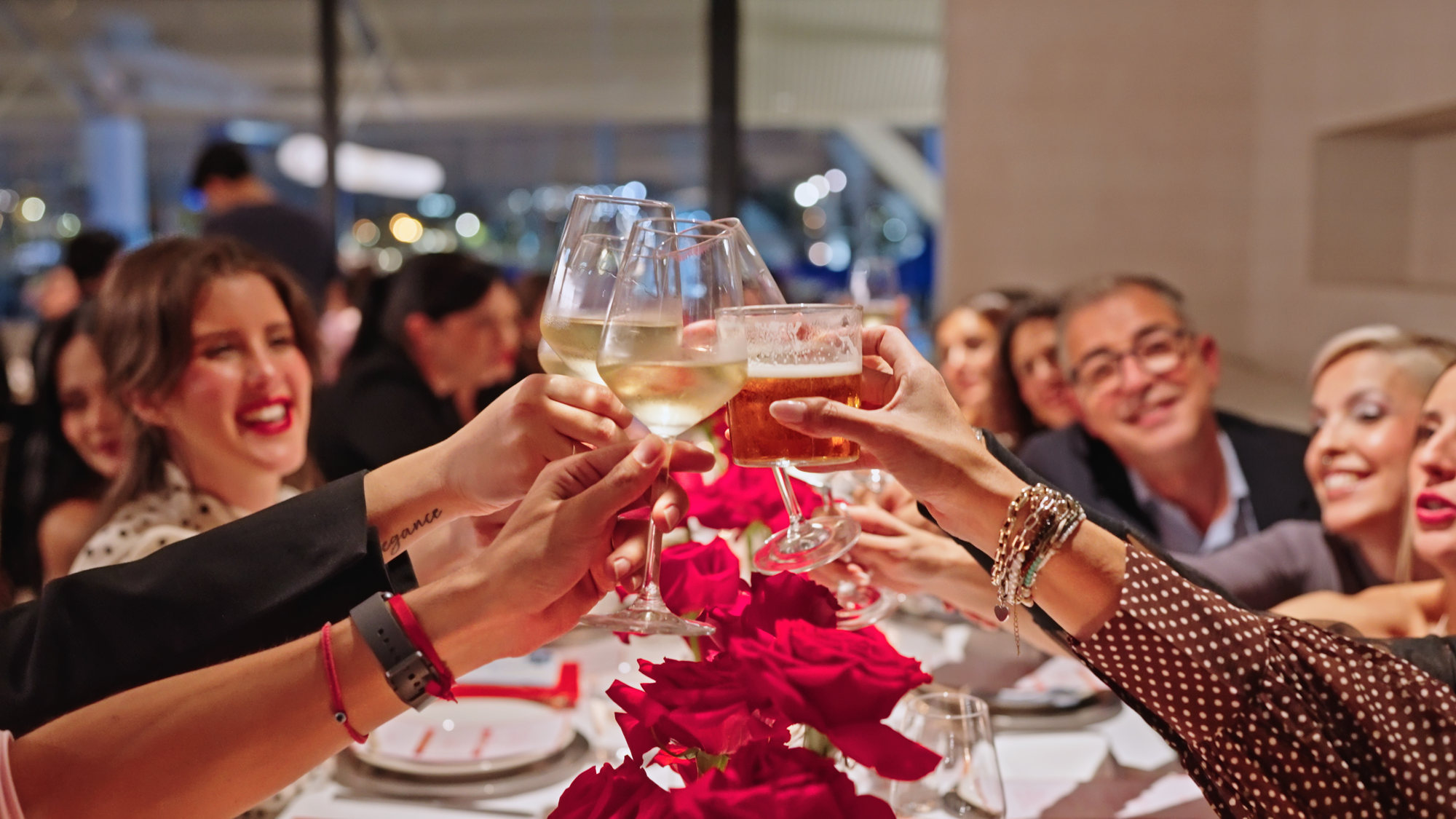 Un brindis en la Soirée Herrera, entre rosas rojas