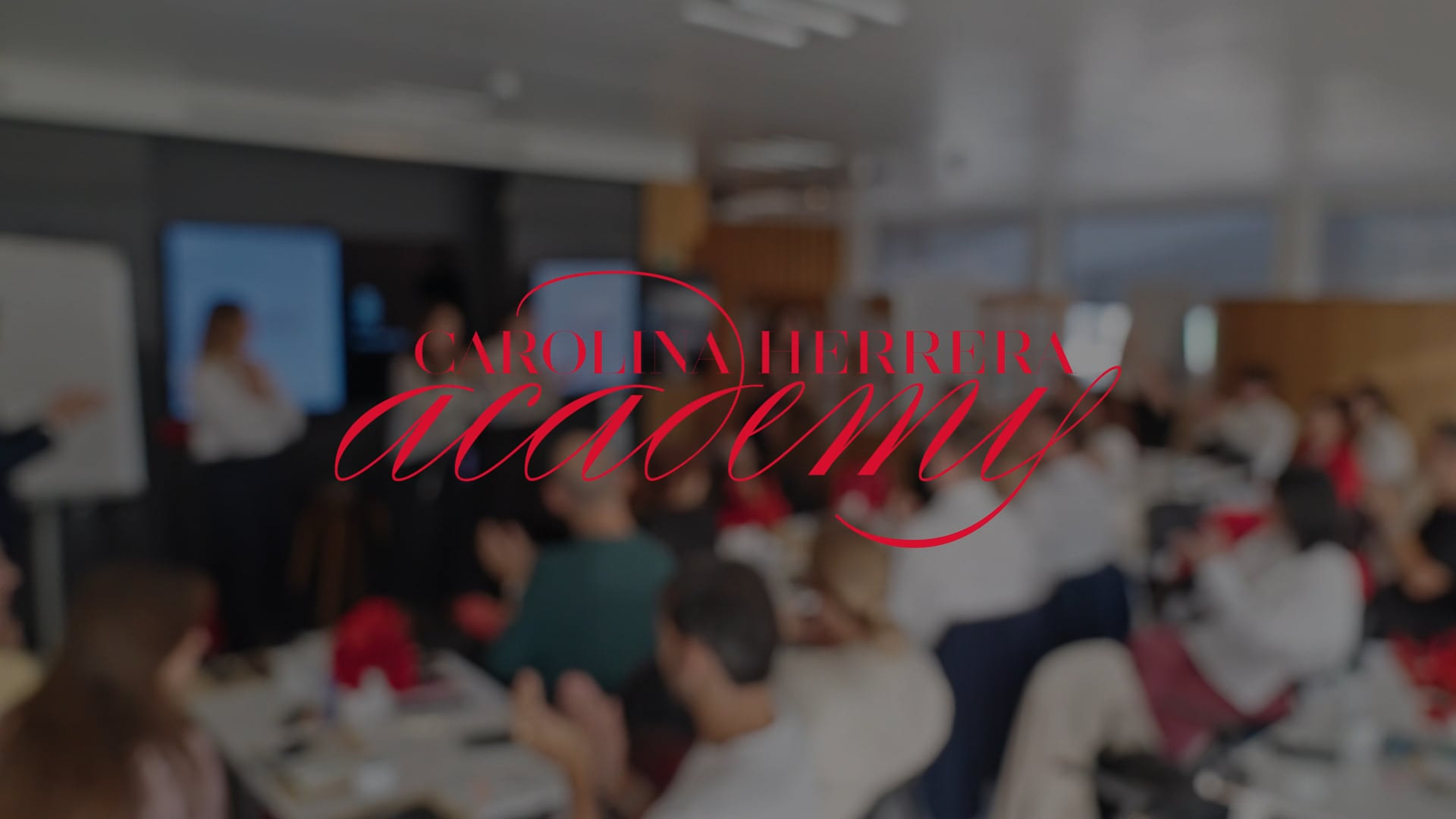 El logotipo de Carolina Herrera Academy sobre la sala de formación de Torre Puig