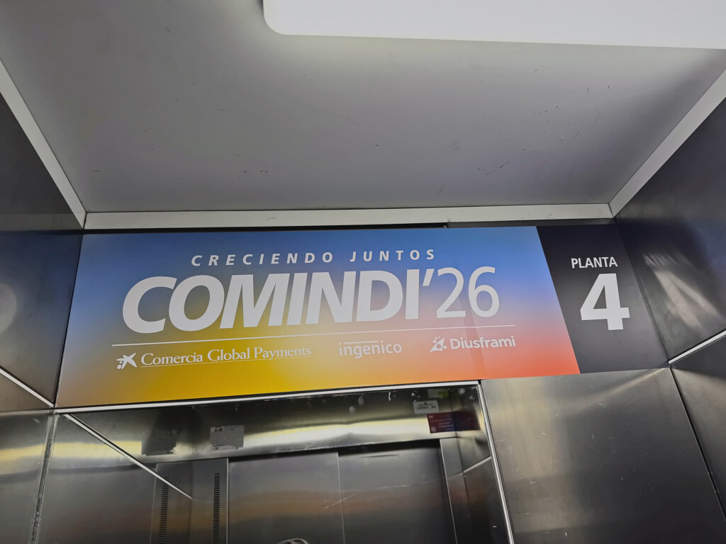 A lift branded with COMINDI'26 and the floor number in the event building