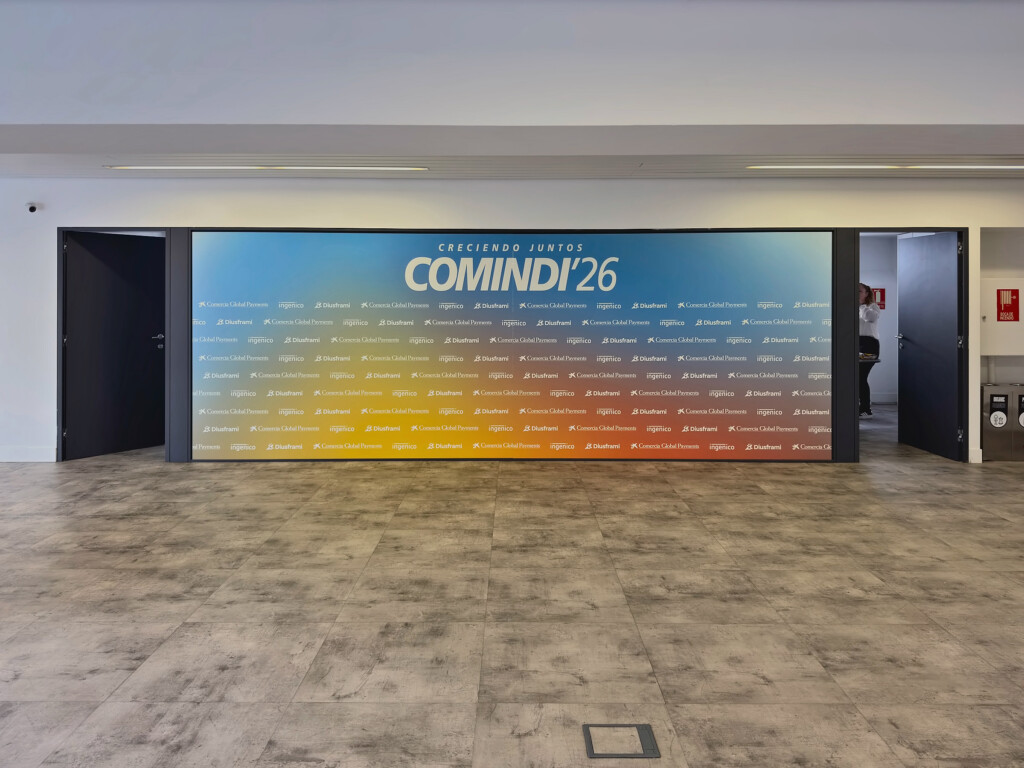 The COMINDI'26 “Creciendo juntos” (Growing together) photocall, with the event gradient and the Comercia Global Payments brands